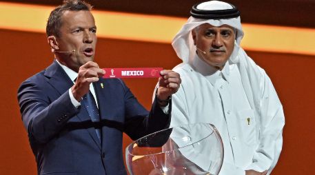 El ex futbolista alemán Lothar Matthaus muestra el papel con el nombre de México, en el sorteo del Mundial de Qatar 2022. AFP / F. X. Marit