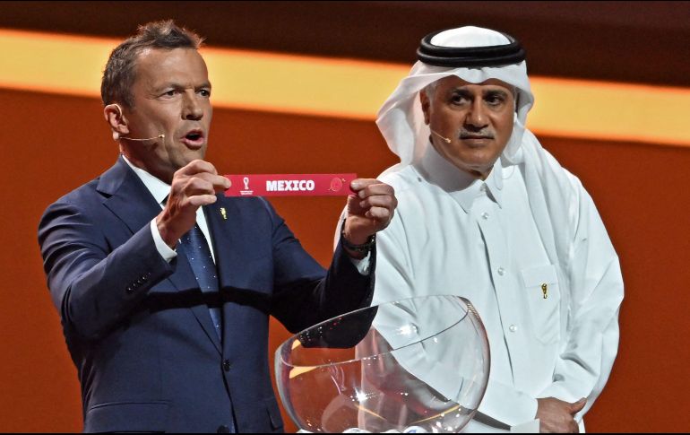 El ex futbolista alemán Lothar Matthaus muestra el papel con el nombre de México, en el sorteo del Mundial de Qatar 2022. AFP / F. X. Marit