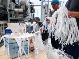 La medida del cubrebocas obligatorio aplica a partir de este viernes 1 de abril, pero recomiendan usarlo en espacios cerrados y en el transporte público. AFP / ARCHIVO