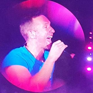 Coldplay en Guadalajara: Fan se atraganta con pizza y se vuelve viral (VIDEO)