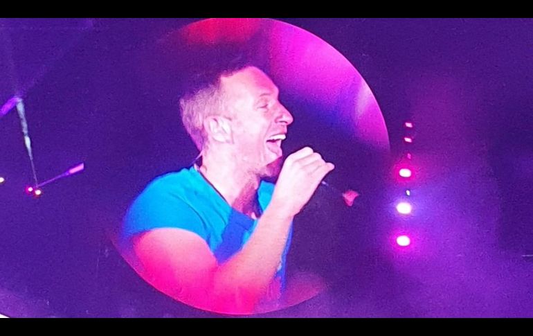 Un fan de la banda Coldplay se volvió viral por su particular entusiasmo por las cámaras y la pizza. EL INFORMADOR/E. Esparza