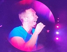 Un fan de la banda Coldplay se volvió viral por su particular entusiasmo por las cámaras y la pizza. EL INFORMADOR/E. Esparza