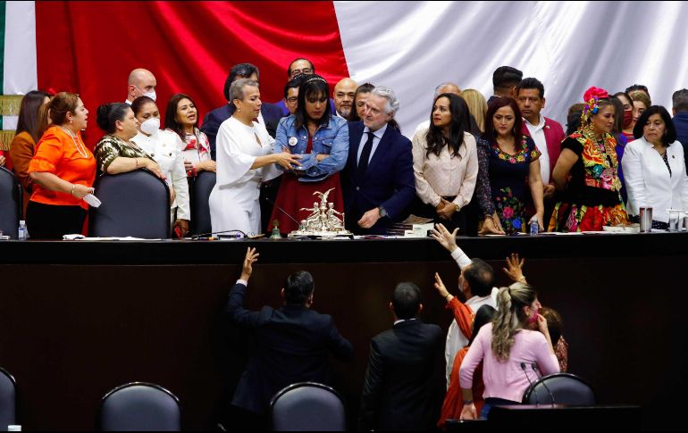 La diputada María Clemente caminó hacia la curul de la presidencia y tomó el Pleno; más tarde, anunció que dejaría Morena y se volverá independiente. SUN/D. Sánchez