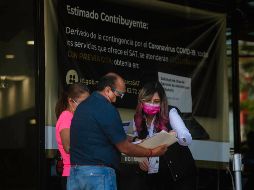 Jóvenes acudieron a las oficinas del SAT, sin obtener respuestas que les ayuden con claridad en su problema.  EL INFORMADOR/G. Gallo