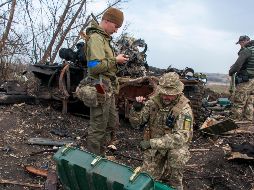 Estos 300 millones hacen aumentar la cifra total de ayuda militar estadounidense a Ucrania desde el inicio de la guerra a mil 600 millones de dólares. EFE / V. Zhlobsky