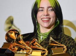 Billie Eilish posa con sus premios Grammy en la edición 2020. Este 2022, va por más estatuillas. AFP/ARCHIVO