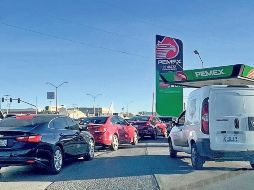 En los municipios fronterizos se padece escasez de gasolina, en parte por la alta demanda, pues ciudadanos de EU cruzan para aprovechar los mejores precios. SUN
