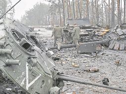 Soldados evalúan los daños en la zona norte del país, tras la retirada del Ejército ruso. AFP/G. Savilov
