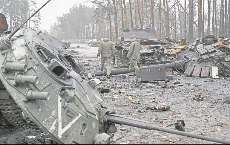 Soldados evalúan los daños en la zona norte del país, tras la retirada del Ejército ruso. AFP/G. Savilov