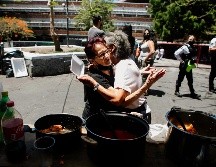 El alimento ha sido bien recibido por las y los comerciantes afectados, quienes a cada plato agradecían a Esther, la abrazaban, e incluso le ayudaban a servir a sus demás compañeros. EL INFORMADOR/G. Gallo