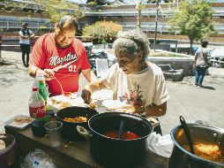 Gran corazón. Esther ha invertido 10 mil pesos en estos alimentos que ofrece a quien lo perdió todo y también a los voluntarios y funcionarios que apoyan en el saneamiento. El Informador/ G. Gallo