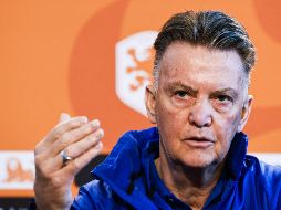 Louis Van Gaal dijo en televisión neerlandesa que los jugadores de la Selección no estaban enterados de su diagnóstico, aunque recibió tratamiento nocturnos durante cuatro concentraciones recientes. AFP / ARCHIVO