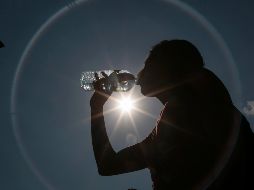 Autoridades de salud siempre recomiendan a las personas mantenerse siempre hidratados, de preferencia con agua natural, y evitar los lugares concurridos donde se concentre el calor. EFE / ARCHIVO