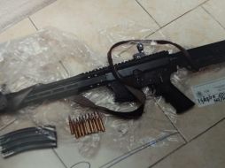 Autoridades aseguraron a los detenidos armas de fuego, cargadores y cartuchos. ESPECIAL /