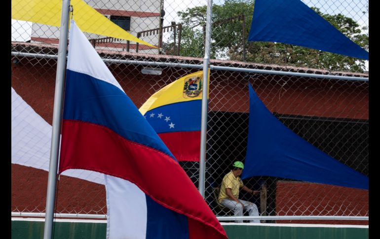 Banderas de Rusia y Venezuela ondean al aire en una cancha de futbol en Catia, Caracas. AFP/ Y. Cortez