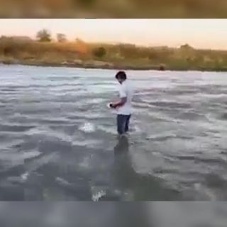 Migrante pide que lo graben cruzando el Río Bravo (VIDEO)