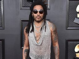 El cantante de 57 años, Lenny Kravitz, asistió a los Grammy 2022 y fue uno de los más aplaudidos en la alfombra roja. AP/ Jordan Strauss