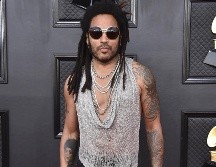 El cantante de 57 años, Lenny Kravitz, asistió a los Grammy 2022 y fue uno de los más aplaudidos en la alfombra roja. AP/ Jordan Strauss