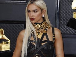 En la alfombra roja de los Grammy 2022, Dua Lipa lució un vestido Versace modelo 1992. EFE/ David Swanson