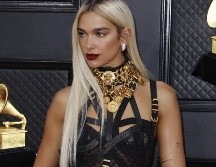 En la alfombra roja de los Grammy 2022, Dua Lipa lució un vestido Versace modelo 1992. EFE/ David Swanson
