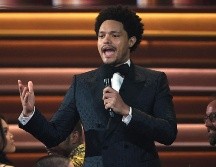 El presentador de televisión Trevor Noah fue host de los Grammy 2022, y no dejó pasar la oportunidad de mencionar -sutilmente- el incidente de Will Smith. AFP/ Valerie Macon