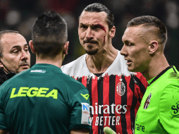 Enojado. Al delantero Zlatan Ibrahimovic le molestó una jugada en la que salió lastimado  por el defensa chileno Gary Medel y que no dejó sancionados. AFP