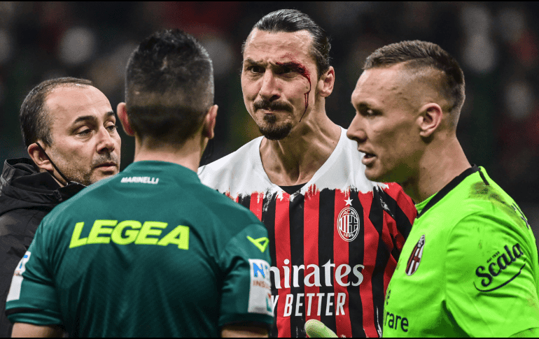 Enojado. Al delantero Zlatan Ibrahimovic le molestó una jugada en la que salió lastimado  por el defensa chileno Gary Medel y que no dejó sancionados. AFP