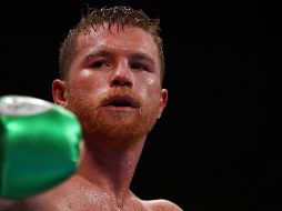 El boxeador tapatío Saúl Álvarez compartió en sus historias de Instagram un video del trabajo que realiza sobre el ring en su gimnasio, con música de fondo del cantante J Balvin. AFP / ARCHIVO