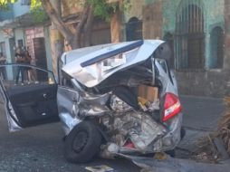 Lamentablemente el conductor del Tiida, un hombre de 60 años aproximadamente, pierde la vida en el choque. ESPECIAL