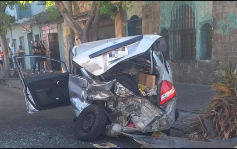 Lamentablemente el conductor del Tiida, un hombre de 60 años aproximadamente, pierde la vida en el choque. ESPECIAL