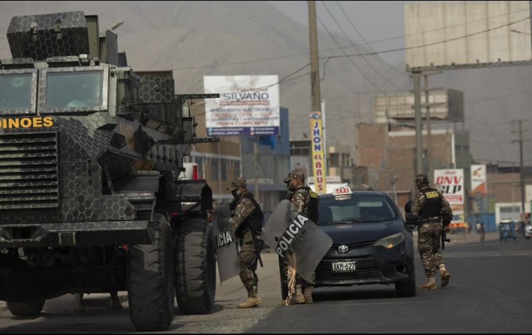 Policías laboran en la Carretera Central durante un toque de queda decretado por el Gobierno, en Lima, Perú. XINHUA/M. Bazo
