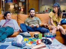 Protagonistas. Gonzalo Vega Jr. aparece en una escena de la serie, junto a Ruy Senderos (al centro) y Natalia Téllez. Cortesía/ HBO