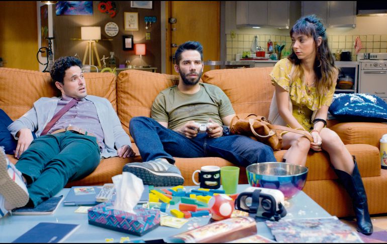 Protagonistas. Gonzalo Vega Jr. aparece en una escena de la serie, junto a Ruy Senderos (al centro) y Natalia Téllez. Cortesía/ HBO