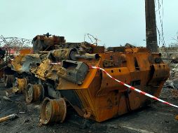 Restos de un tanque ruso en Bucha, donde hay indicios del asesinato deliberado de civiles. EFE/S. Gómez