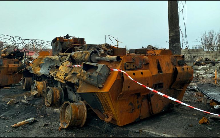 Restos de un tanque ruso en Bucha, donde hay indicios del asesinato deliberado de civiles. EFE/S. Gómez