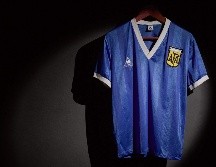 Azul y con el número 10 estampado, la camiseta ha tenido un único dueño en estos 35 años: el mediocampista inglés Steve Hodge, que cambió la suya con Maradona tras el final del partido. AFP / ESPECIAL