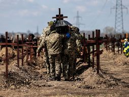 Dimitro Povorotni, capellán militar jefe de la ciudad, explica que alrededor de treinta de los soldados enterrados desde el comienzo de la guerra son desconocidos. EFE / M. Bruque