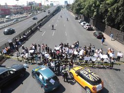 Jóvenes y padres de familia bloquearon el Periférico, a la altura de la colonia Bulevares frente al parque Naucalli, para exigir justicia por el asesinato de Hugo. SUN/E. Álvarez