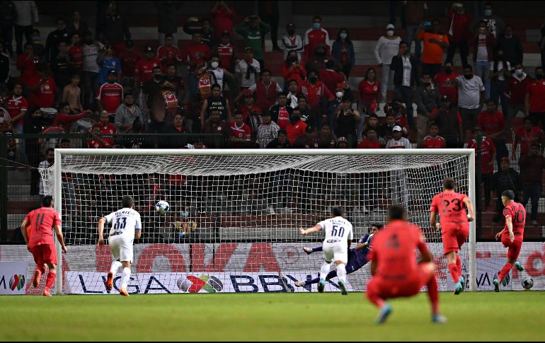 EL HÉROE. Leo Fernández se puso la capa al minuto '90+10 al transformar una pena máxima en gol para decretar el 2-2 final. IMAGO7