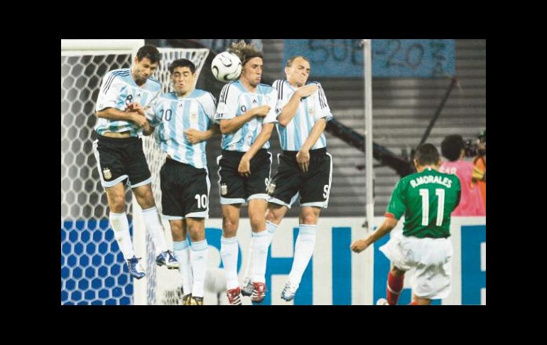 Histórico. El gol de “Ramoncito” Morales ante Argentina es de los más recordados de su carrera. Especial