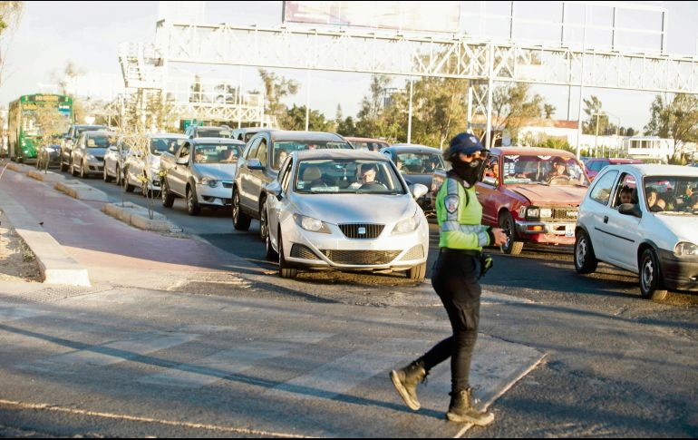 El alcalde de Zapopan, Juan José Frangie, dijo que se necesitan más agentes viales que den el paso. “Dicen que el promedio de velocidad es de 29 kilómetros por hora, pero la gente está muy incómoda por el caos”, comentó. EL INFORMADOR/G. Gallo