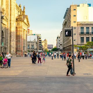 A todas las personas en Guadalajara, amonestadas por un besito
