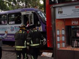 El accidente ocurrió la mañana de este jueves cuando chocó una unidad del corredor de transporte y un autobús de doble piso de Metrobús Línea 7. TWITTER / @Bomberos_CDMX