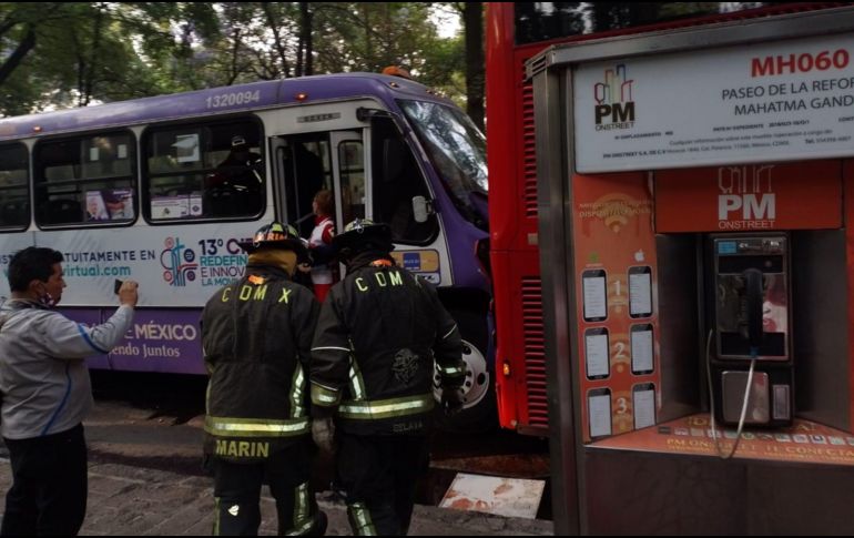 El accidente ocurrió la mañana de este jueves cuando chocó una unidad del corredor de transporte y un autobús de doble piso de Metrobús Línea 7. TWITTER / @Bomberos_CDMX
