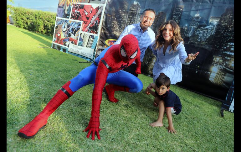 Personaje de Spiderman con Luis Fernando Amador Monroy, Vanessa Segovia Román y Luis Fernando Amador Segovia. GENTE BIEN JALISCO/Claudio Jimeno