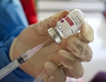 Detallan que un esquema completo de vacunación y seguir las medidas sanitarias de rigos siguen siendo la mejor protección contra las nuevas variantes. EFE/A. Weda