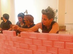 Sofía Crimen. (Al frente de la imagen) La artista tapatía trabaja en sus obras. ESPECIAL