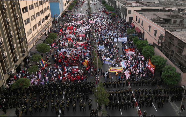 Sindicatos marcharon ayer en Lima para pedir el cierre del Congreso. AP/G. Pardo