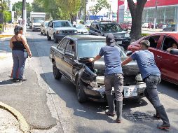 Ayer, en avenida López Mateos, a la altura de la calle Conchita, hubo un choque en el cual los particulares, que carecen de seguro, tuvieron que arreglarse ante la ausencia de la Policía Vial. Estuvieron ahí de las 09:00 a las 13:00 horas. EL INFORMADOR/A. Camacho