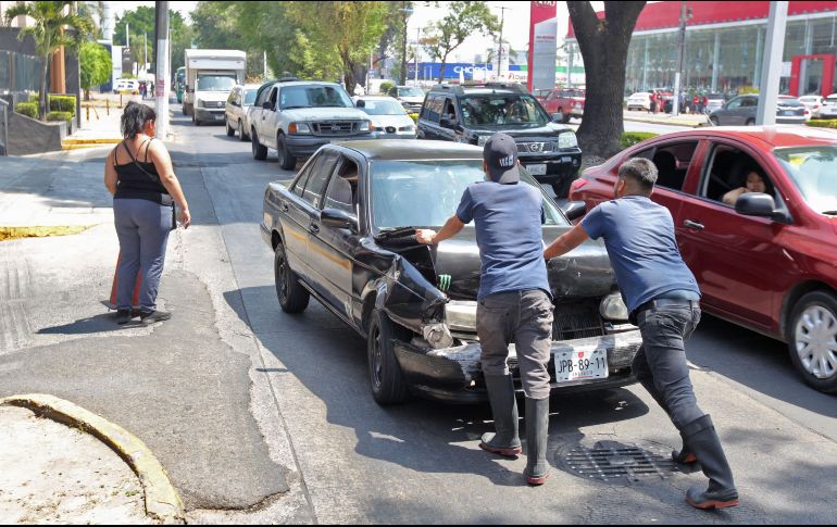 Ayer, en avenida López Mateos, a la altura de la calle Conchita, hubo un choque en el cual los particulares, que carecen de seguro, tuvieron que arreglarse ante la ausencia de la Policía Vial. Estuvieron ahí de las 09:00 a las 13:00 horas. EL INFORMADOR/A. Camacho